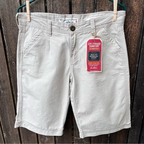 Levi’s Boy Fit Cream Bermuda Shorts NWT Sz 8 Misses - Picture 9 of 13